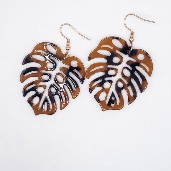 Monstera Leaf Faux Tortoiseshell Earrings - Picture 5 of 5